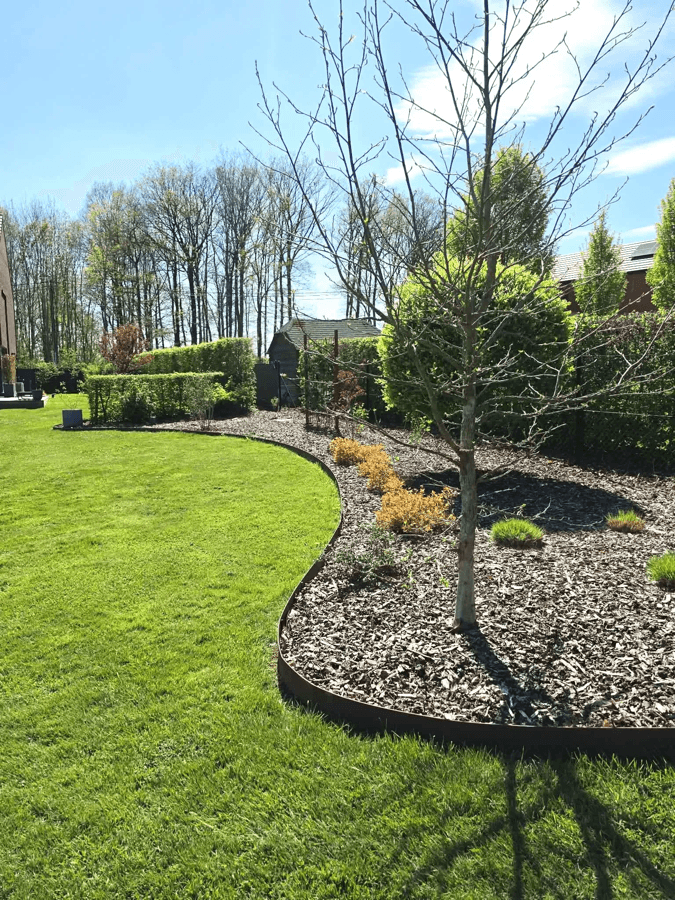 Bordure acier Corten dans un jardin — Elp! Espaces Verts Namur sud