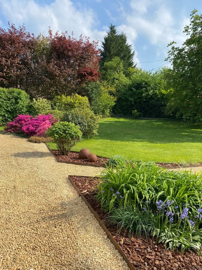 Bordures acier Corten dans un jardin Namur